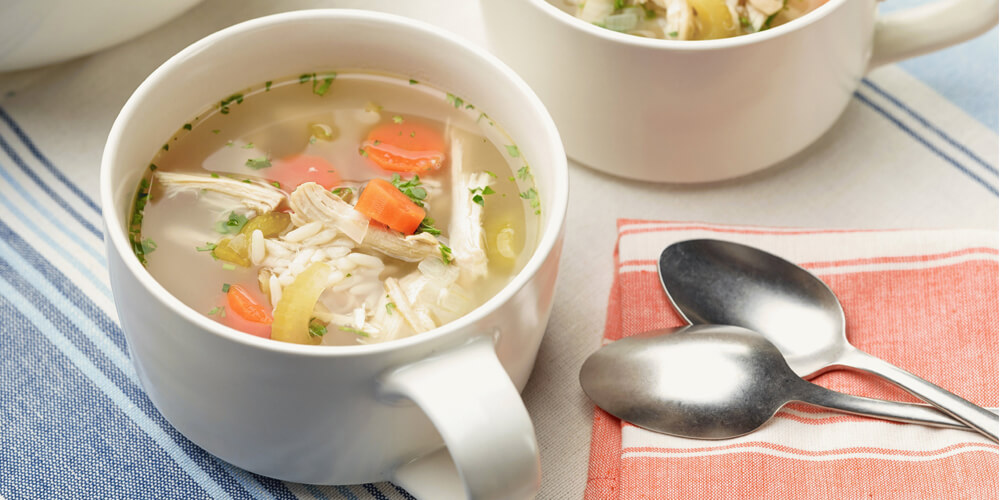 caldo de pollo y hierbas